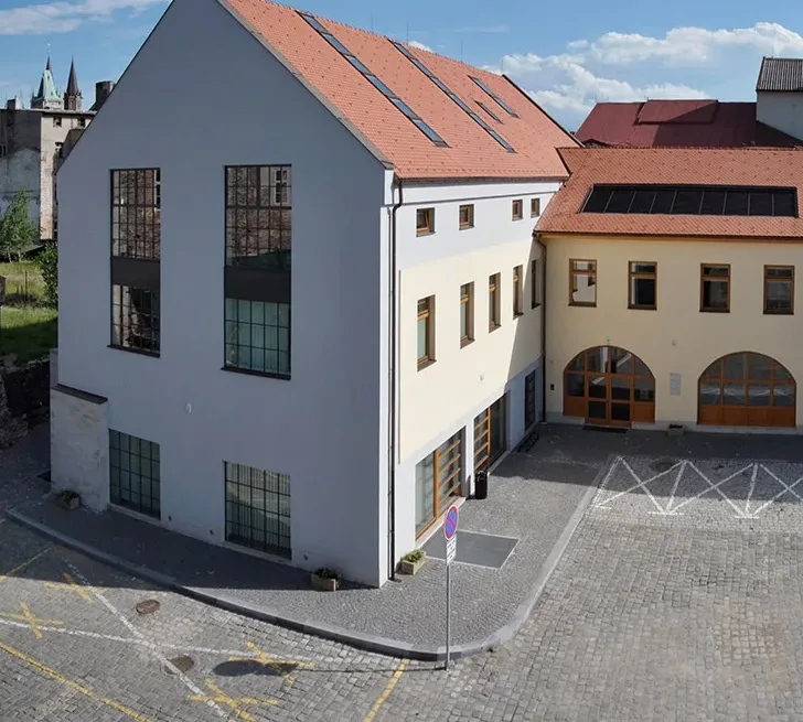 Budova CEROP v Kolíně při pohledu z nádvoří