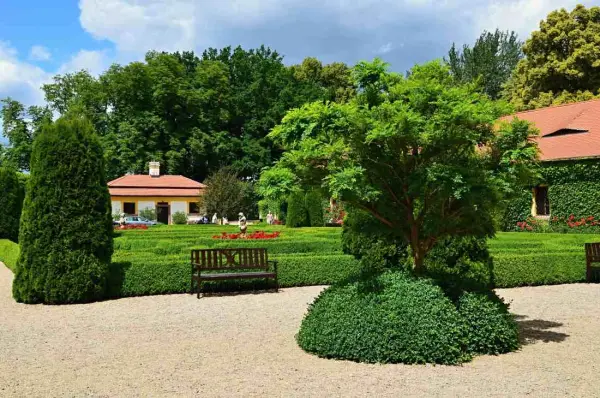 Jemniště